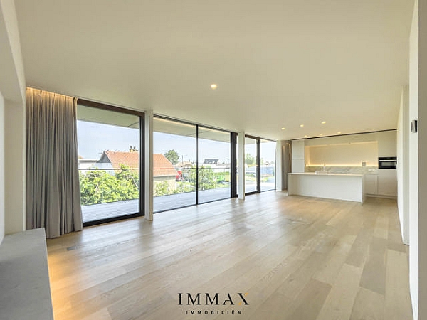 Centraal gelegen luxe appartement op de Natiënlaan te Knokke. Dit lichtrijke & ruim appartement voorzien van zonnepanelen is volledig uitgerust met parket en beschikt over een luxueuze afgewerkte keuken in natuursteen (Siematic). De living is voorzien van een groot schuifraam met toegang tot een prachtig zonneterras met houten vloer die van binnenuit doorloopt en uitgeeft op een groene buitenzone. Het appartement beschikt over 2 ruime slaapkamers waarvan één slaapkamer met dressing en 2 badkamers waarvan 1 zeer ruime, master badkamer. Het appartement beschikt over 2 eigen parkeerplaatsen. Hoge afwerkingsgraad en prachtige locatie : gelegen nabij het nieuwe ziekenhuis in Knokke & naast de fietsboulevard. Vlotte verbinding met autostrade & gelegen op fietsafstand van het centrum.

Huurprijs 1650 euro/maand
vaste kosten 100 euro/maand

Wenst u dit appartement te huren? Gelieve ons te contacteren op 050 62 44 14 of via knokke@immax.be   