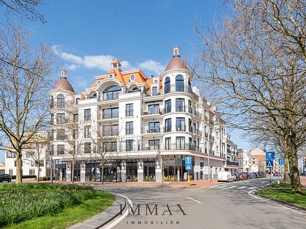 Geniet van panoramische vergezichten in deze royale, lichtrijke penthouse van ca. 155 m² in nieuwbouwresidentie 'Crown', 
vlak bij de zee, en de winkelstraten van Knokke. 

Op de benedenverdieping bevindt zich een uitnodigende inkomhall, compleet met vestiaire en apart gastentoilet. 
Zeer brede living met open haard en royale raampartijen. Grenzend hieraan lonkt een volledig ingerichte, open keuken met een eethoek. 
Het woongedeelte loopt naadloos over in een subliem zuidgerichte zonneterrassen.

Op de bovenverdieping bevinden zich drie ruime slaapkamers en twee stijlvolle ingerichte doucheruimtes met toilet en dubbele lavabo. 

Dit dakappartement werd zeer luxueus afgewerkt en perfect samengesteld door een gerenommeerde binnenhuisarchitect.

Kortom, een oase van rust! 

In de kelder kan er een staanplaats gekocht worden en is er genoeg plaats voor fietsen.
Een externe ruime garagebox is ook nog mogelijk.

Interesse in dit stijlvol verblijf ? 

Aarzel niet om ons te contacteren via meer informatie/bezoek in te plannen via tel. :  050 62 44 14 of via knokke@immax.be 