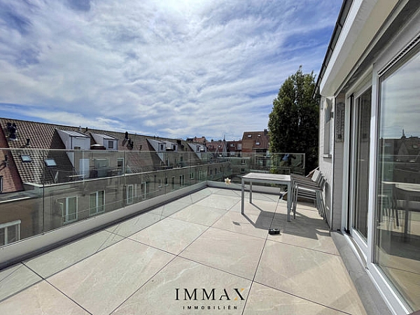 Dit stijlvol duplex-appartement is gelegen nabij de Lippenslaan midden in het bruisende centrum van Knokke.  

Indeling benedenverdieping: ruime inkomhal met vestiaire, apart gastentoilet, open slaapkamer (kan opnieuw worden afgesloten) met voldoende ingebouwde kasten en een praktische bureauhoek. De badkamer is uitgerust met een douche en wastafel. Aan de achterzijde bevindt zich een zuidgericht terras. De ruime woonkamer, met aanpalende open keuken en gashaard, heeft toegang tot een terras aan de voorzijde.
Indeling bovenverdieping: een ruime master bedroom met ingebouwde kasten en een aangrenzende badkamer, voorzien van een royaal ligbad, dubbele wastafel en toilet.

Inclusief gemeenschappelijke fietsenberging en afvalruimte.
Inclusief privé kelderberging.

Dit appartement uit 2005 werd in 2021 volledig gerenoveerd met hoogwaardige materialen, een nieuwe condensatieketel, een gashaard, nieuwe leidingen en twee nieuwe terrassen. Daarnaast is het gebouw voorzien van een beveiligde lift die rechtstreeks toegang geeft tot het appartement.

Voor meer info of een bezoek, mag u steeds contact opnemen met Alexander D'Hondt.
0497 34 49 66 | alexander@immax.be 