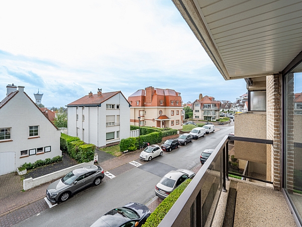 L'appartement est situé à 50 mètres du front de mer entre Duinbergen et le Casino de Knokke. Il se compose d'une salle de séjour spacieuse  
avec accès à la terrasse avec vue dégagée, cet appartement offre des possibilités exceptionnelles. En outre, cet appartement comprend un hall d'entrée avec vestiaire, des toilettes séparées et une cuisine séparée. Une chambre spacieuse s'ouvrant sur la terrasse à l'arrière de l'appartement. La salle de bains est équipée d'une baignoire et d'un double lavabo. 
Un local de rangement séparé en sous-sol est inclus et un local à vélos est disponible. 
Possibilité d'acheter un garage facilement accessible.

N'hésitez pas à nous contacter pour plus d'informations : tel : 050 62 44 14 ou via Knokke@immax.be

