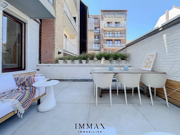 Cet appartement avec sa terrasse unique est situé à quelques pas de la Lippenslaan et du front de mer à Knokke. L'appartement se compose de  
un hall d'entrée, une salle de séjour lumineuse avec accès à la terrasse orientée au sud, une cuisine semi-ouverte et une salle de douche. Il comprend deux chambres uniques 
chambres à coucher uniques donnant sur l'unique terrasse arrière. 

N'hésitez pas à nous contacter pour plus d'informations : tel : 050 62 44 14 ou via knokke@immax.be.  

