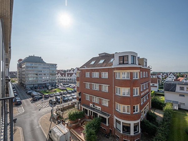 Appartement magnifiquement rénové situé dans un endroit privilégié près de la digue de mer, des dunes et du Stübbenpark à Duinbergen. Cet appartement offre 
un salon spacieux avec vue dégagée, une cuisine ouverte entièrement équipée avec coin bureau, et un hall d'entrée avec vestiaire et toilettes invités. 
Il comprend deux chambres à coucher, dont une chambre principale avec salle de douche privée, et une chambre d'enfant pouvant accueillir quatre personnes. 
Une salle de douche supplémentaire est disponible pour les invités. Cet appartement offre une opportunité unique pour une résidence secondaire/investissement ou une résidence permanente. 

N'hésitez pas à nous contacter pour plus d'informations : tel : 050 62 44 14 ou via Knokke@immax.be

