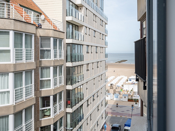 Cet appartement rénové offre un cadre de vie élégant et confortable, idéalement situé à Duinbergen, à quelques pas de la digue.  Avec une vue latérale sur la mer, vous profiterez d'un cadre magnifique. En entrant, vous êtes accueilli par un hall d'entrée spacieux avec vestiaire, menant à un salon lumineux. La cuisine ouverte est parfaitement intégrée à l'espace de vie, créant une atmosphère chaleureuse et ouverte. L'appartement comprend deux chambres à coucher. La chambre principale dispose d'une salle de douche attenante, tout comme la deuxième chambre. À l'arrière, il y a une petite terrasse. Le sous-sol inclus dans l'appartement offre un espace de stockage supplémentaire, ce qui constitue un atout supplémentaire

N'hésitez pas à nous contacter pour plus d'informations : tel : 050 62 44 14 ou via knokke@immax.be 