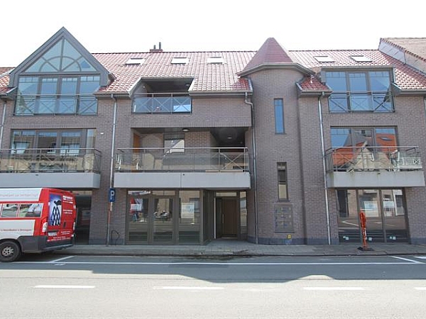 Nieuwbouwproject in moderne architectuur, zeer centraal gelegen aan het Gemeenteplein in hartje oud-Knokke, op een boogscheut van het station.

Dit handelsgelijkvloers is zeer centraal en commercieel gelegen met een gevelbreedte van 18m en een totale oppervlakte van 252m² voor de winkel en 30m² voor de garage.
MOGELIJKHEID TOT AANKOOP DUBBELE GARAGE ACHTERAAN HET GEBOUW VOOR € 75.000.


