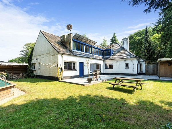 Deze prachtig gelegen alleenstaande eengezinswoning met bijgebouw en grote zuidwest gerichte tuin is gelegen in een bosrijke omgeving. 
Deze villa zoekt een nieuwe eigenaar die het wenst te renoveren. 

Indeling:
Gelijkvloers: royale inkom met traphal en toegang tot praktijkruimte (34m2) onderverdeeld in berging, toilet en 2 burelen, de leefruimte is onderverdeeld in een ruime eetplaats (26,5m2), een ingerichte keuken met berging en een salon (28m2) met houthaard en parket vloer. Aansluitend is er een douchekamer/wasplaats (19m2) en een apart toilet alsook de garage(26,5m2) met ernaast carport. De tuin met zwembad en privésauna met ruim terras maken dit geheel compleet.
Op de 1ste verdieping hebben we de ruime nachthal (12m2), de masterbedroom (36,5m2), 3 slaapkamers (10m2, 11,5m2 en 15,5m2) en een tweede badkamer met ligbad, lavabomeubel en toilet. Alle kamers hebben airco. 

Troeven:
- Unieke topligging in bosrijke, rustige omgeving
- Lichtrijke woning
- Ruime woning met zicht op tuin met zwembad en terras
- Ruim perceel (953m2) en bewoonbare opp (288m2)
- 4x slaapkamer/2x badkamer
- Veel mogelijkheden
- Zonnepanelen

* * * Deze eigendom wordt u aangeboden onder de verkoopmethode ‘startprijs’. Deze vermelde startprijs houdt bijgevolg géén aanbod in maar is een uitnodiging om tot een prijsvoorstel over te gaan. U kan steeds vanaf deze prijs een voorstel doen die door de eigenaar al dan niet kan aanvaard worden. 
Nog vragen omtrent deze verkoopmethode contacteer ons. * * * 

Voor verdere informatie of vrijblijvend bezoek contacteer Jurgen op 0493/330553 of mail naar jurgen@immax.be.