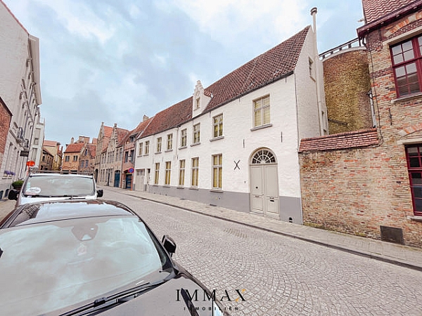 Deze zeer ruime charmante stadswoning met lijstgevel is altijd goed onderhouden geweest en biedt veel mogelijkheden voor de nieuwe eigenaar. Met zijn unieke locatie in het historisch centrum van Brugge kan deze woning dienst doen als kangoeroewoning, cohousing, woning met praktijk, enz... Daar de woning voorkomt op de vastgestelde inventaris bouwkundig erfgoed is er een vrijstelling van renovatieverplichting.

Indeling:
nr 11: Inkom met royale traphall,  ruime garage(37m2) voor 2 wagens met automatische poort, wasplaats/stookplaats. Op de eerste verdieping is er de hall met gastentoilet, een zeer ruime leefruimte met het salon(35m2) met gashaard in schouw en de eetplaats(18m2) met aansluitend berging/bureel, ingerichte keuken,  ruime masterbedroom (17,5m2), de logeerkamer met dressing en de badkamer met ligbad en douche, lavabo in meubel en extra toilet. De grote zolder biedt nog veel mogelijkheden.
nr 13: Inkomhall, living met aansluitend keuken, 2 slaapkamers en douchekamer met lavabo in meubel en toilet.

Troeven:
- Ruime woning
- Veel mogelijkheden
- Grote garage
- Toplocatie in centrum Brugge

Voor meer info of bezoek: jurgen@immax.be of 0493/330553

Deze eigendom wordt u aangeboden met een RICHTPRIJS. Deze vermelde RICHTPRIJS houdt bijgevolg géén aanbod in maar is een uitnodiging om tot een prijsvoorstel over te gaan. U kan steeds een voorstel doen die door de eigenaar al dan niet kan aanvaard worden. Nog vragen omtrent deze verkoopmethode contacteer ons.
