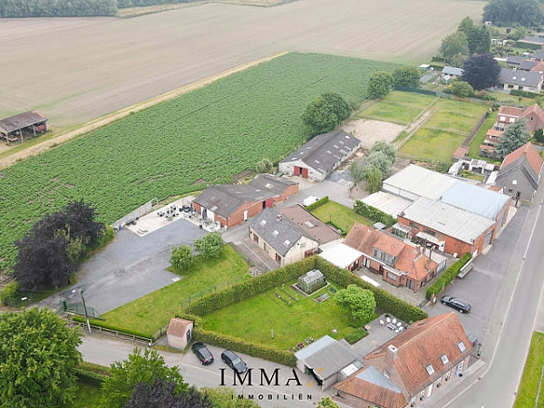 Op zoek naar uw eigen landelijke woning of gewoon op zoek als paardenliefhebber?
Voor deze eigendom zijn er veel mogelijkheden...
We hebben enerzijds de woning die wel wat opfrissing nodig heeft, de loods (90m2) en we hebben de gegroepeerde stallingen(280m2) met 10 boxen met de weides! 

Indeling;
Op het gelijkvloers hebben we de inkom , verder af te werken bijbouw, keuken, ruime living met toegang tot terras, master-bedroom met aansluitend een vernieuwde badkamer met inloopdouche, traphal naar verdiep waar er nog twee slaapkamers en nachthal met open bureel zijn.

* * * Deze eigendom wordt u aangeboden onder de verkoopmethode ‘startprijs’. Deze vermelde startprijs houdt bijgevolg géén aanbod in maar is een uitnodiging om tot een prijsvoorstel over te gaan. U kan steeds vanaf deze prijs een voorstel doen die door de eigenaar al dan niet kan aanvaard worden. Nog vragen omtrent deze verkoopmethode contacteer ons. * * *


Voor meer info of bezoek: jurgen@immax.be of 0493/330553