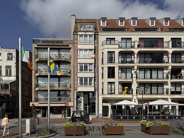 Cet appartement est situé sur la Lippenslaan et offre une belle vue sur la Alfred Verweeplein à Knokke.  
En entrant, vous trouverez des toilettes séparées, suivies d'une agréable salle de séjour avec une cuisine ouverte entièrement équipée et un débarras séparé. 
La chambre principale dispose d'une salle de bains attenante, tandis que la deuxième chambre dispose d'une salle de douche attenante. L'appartement dispose également d'une terrasse à l'arrière et d'une pièce de rangement séparée au sous-sol. L'immeuble dispose également d'un local à vélos.  
Cet appartement bénéficie d'un emplacement de choix, ce qui en fait un excellent investissement. 

N'hésitez pas à nous contacter pour plus d'informations : tel : 050 62 44 14 ou via knokke@immax.be. 