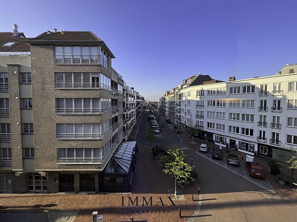 Cet appartement meublé est situé sur la Koningslaan à Knokke, à proximité de la Rubensplein et de la Zeedijk, 
et offre une belle vue dégagée. 
L'entrée se fait par un hall d'entrée avec vestiaire et toilettes séparées. L'espace de vie spacieux est très lumineux et 
se connecte à la cuisine avec un espace de rangement pratique. Il y a également une chambre et une salle de bains. 
L'immeuble dispose également d'une salle de stockage et d'un abri à vélos.
 
N'hésitez pas à nous contacter pour plus d'informations : tel : 050 62 44 14 ou via knokke@immax.be

